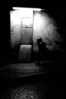 Enfant qui traverse la nuit